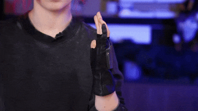 網(wǎng)紅妹子斷指后給自己換了根機械手指：太炫酷了！