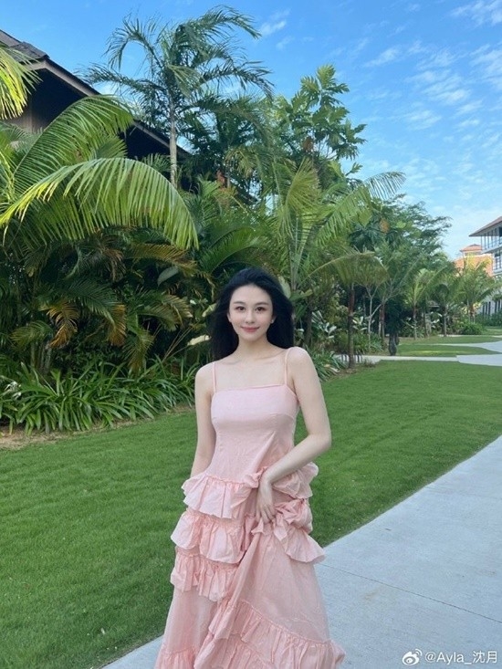 最美星二代！邱淑貞女兒沈月微博曬美照：媽媽的鏡頭下成熟美麗