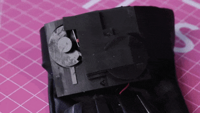 網(wǎng)紅妹子斷指后給自己換了根機械手指：太炫酷了！