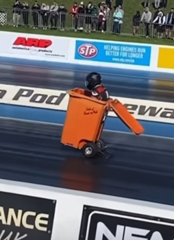 把垃圾桶改造成跑車后：坐進去比法拉利還拉風百倍！