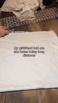 異地也能擁抱！老哥用胸毛給女友做枕頭：逆天發(fā)明遠不止此