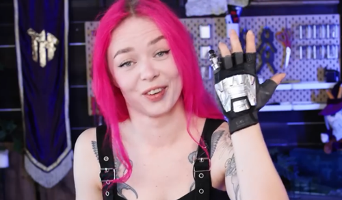 網(wǎng)紅妹子斷指后給自己換了根機械手指：太炫酷了！