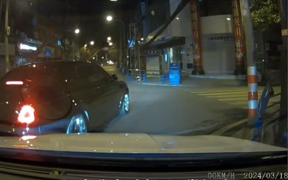 叫囂“撞上讓你哭” 勞斯萊斯跨車道右轉(zhuǎn)逼停直行車：司機(jī)被罰200元