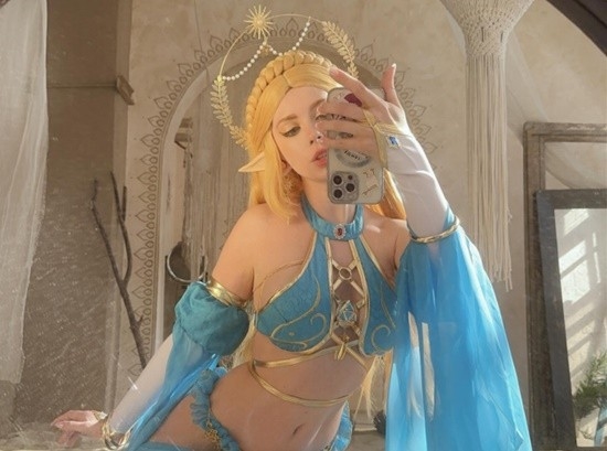 俄妹COS《塞爾達》公主：泳裝胸衣肉感身材
