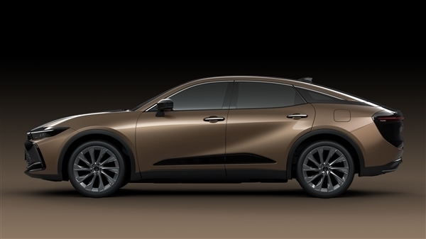 自信比肩BBA 進(jìn)口豐田皇冠國內(nèi)售價(jià)公布：36.90萬起