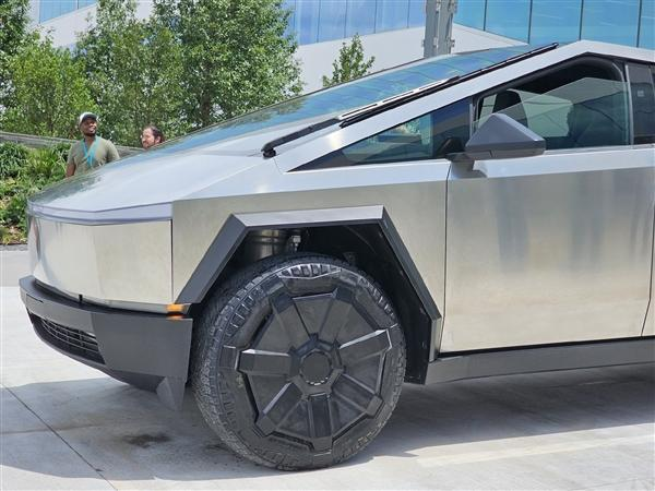 馬斯克開著Cybertruck兜風(fēng) 答應(yīng)網(wǎng)友加炮塔