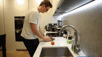 你敢吃嘗嘗嗎！網(wǎng)紅小哥訓(xùn)練老鼠當(dāng)廚師：還做菜給朋友吃