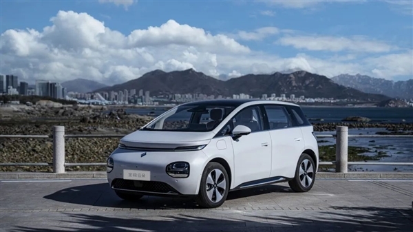 意下如何 五菱高管發(fā)問(wèn)：前臉貫穿式燈才是新能源的代表嗎