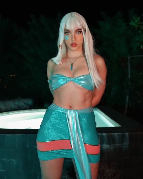 國外模特COS蔚、三角頭：身材相當還原