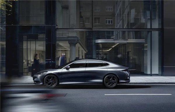 行業(yè)首搭超快充固態(tài)電池！智己L6將于今晚正式上市：預(yù)售23萬元起