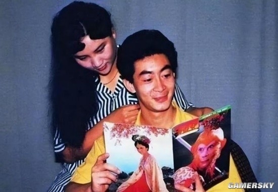 六小齡童慶祝結(jié)婚35周年：當(dāng)年靠600塊追到的《西游記》小妖