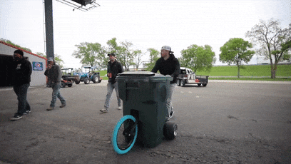 把垃圾桶改造成跑車后：坐進去比法拉利還拉風百倍！