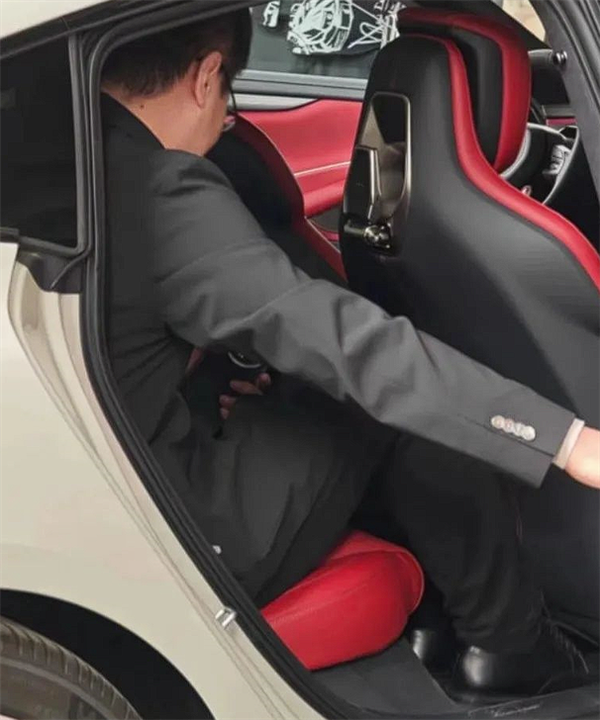 奔馳高管盛贊小米SU7后排空間：令人大開眼界