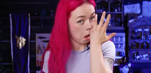 網(wǎng)紅妹子斷指后給自己換了根機械手指：太炫酷了！