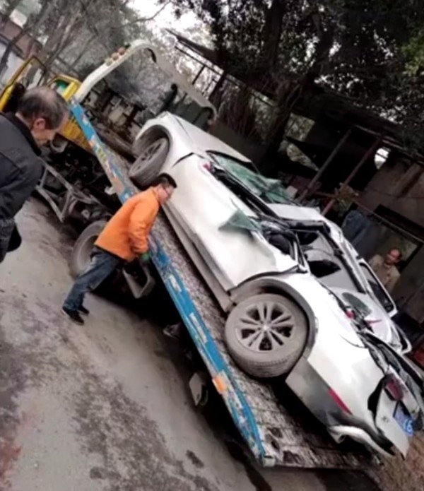 半掛車數(shù)十噸鋼箱梁脫落砸扁寶馬 車主：可以換新車了