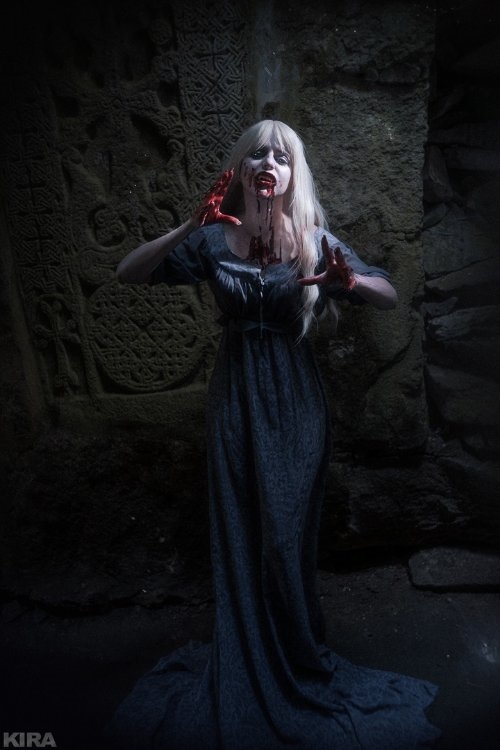 《血源詛咒》安娜莉絲COS：長(zhǎng)裙難掩絕妙身材