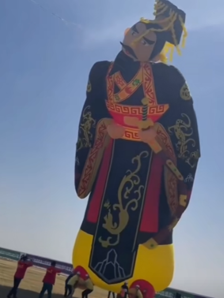 濰坊風(fēng)箏節(jié)驚現(xiàn)飛天蟑螂！廣東人急呼再放個(gè)拖鞋上去