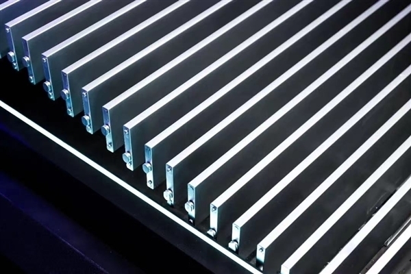 紅旗全新電車用上刀片電池：一汽弗迪動力電池一期項目投產(chǎn)