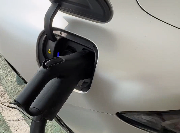 還得帶油箱！博主開小米SU7跑高速體驗充電補能：一言難盡