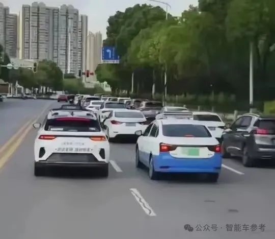 匪夷所思 20輛無人駕駛出租車車胎一夜被扎爆