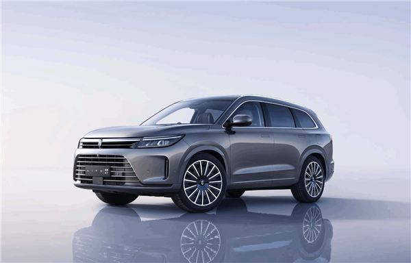 車主稱問(wèn)界新M7智駕失控撞上花壇 官方回應(yīng)來(lái)了