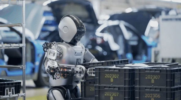 極氪首位人形機(jī)器人員工上崗！將協(xié)同員工執(zhí)行搬運(yùn)任務(wù)