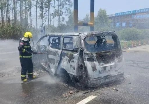 撞車了車門打不開 今天我想再罵罵隱藏式門把手