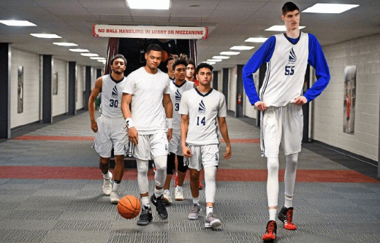 2米31籃球運(yùn)動(dòng)員參演《異形：奪命艦》 全片最讓人害怕角色