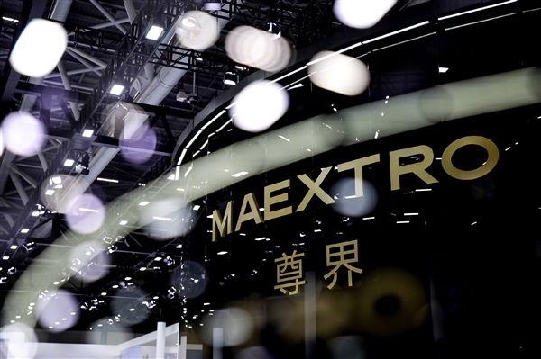 余承東揭秘尊界S800：很大、超越了馬路上99.99%的轎車