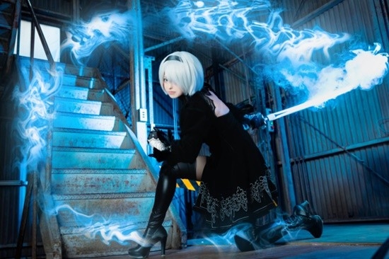 櫻花妹COS《尼爾》婚紗2B：高衩美體肉感還原