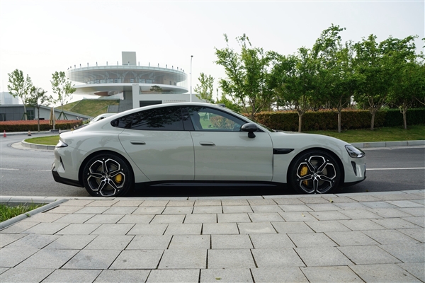 這顏值一眼種草！小米SU7雅灰圖賞