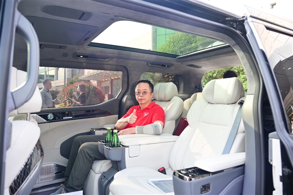 完美匹配使用需求 周鴻祎喜提極氪009光輝：今天就交車