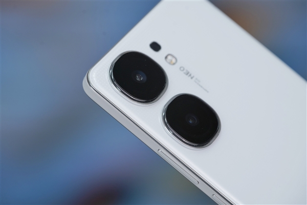 驍龍8 Gen3雙芯戰(zhàn)神！iQOO Neo9S Pro+星曜白圖賞