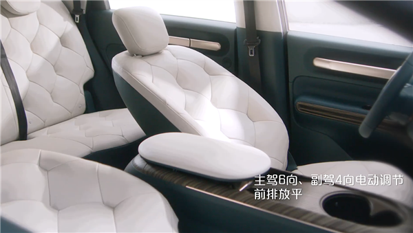 同級唯一！寶駿云朵全球首創(chuàng)“云朵沙發(fā)”座椅：直接把大沙發(fā)搬進車里