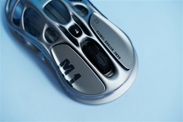 鏤空設(shè)計很科幻！重力星球破繭三模游戲鼠標圖賞