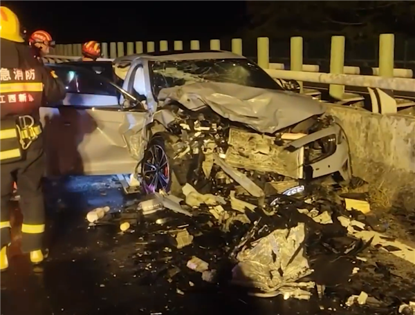 高速上逆行致迎面對撞 司機(jī)：導(dǎo)航讓我掉頭