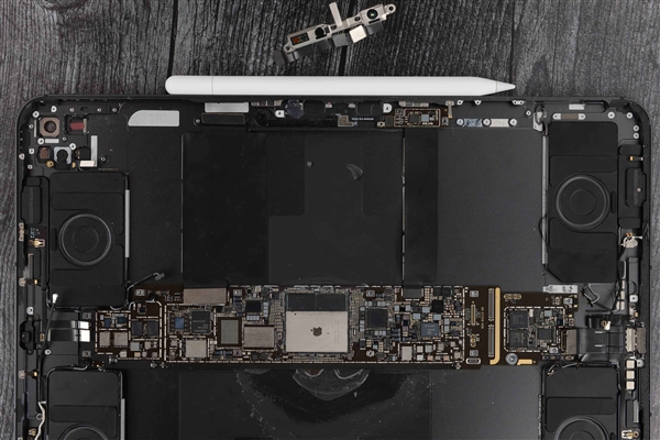 這回不容易掰彎了！蘋果新款iPad Pro暴力測試