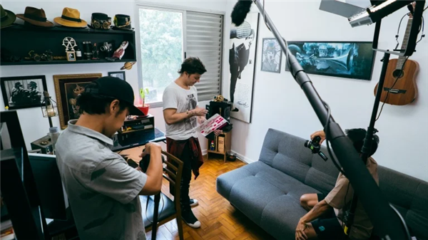 中國(guó)人制造的“歪嘴龍王”：老外一天不看就渾身難受