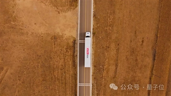 全球首款“脫手脫眼”智能重卡來了！