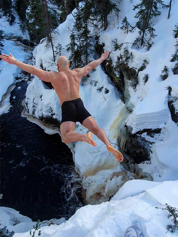 40米高懸崖跳下竟然沒死！國外老哥打破死亡跳水紀錄