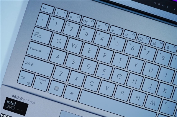 2.8K OLED高刷屏！華碩無畏Pro15 2024高能AI超輕薄本圖賞