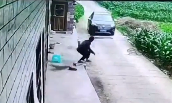 6旬老人守株待兔式飛奔撞車碰瓷索賠 車主嚇壞：監(jiān)控還清白