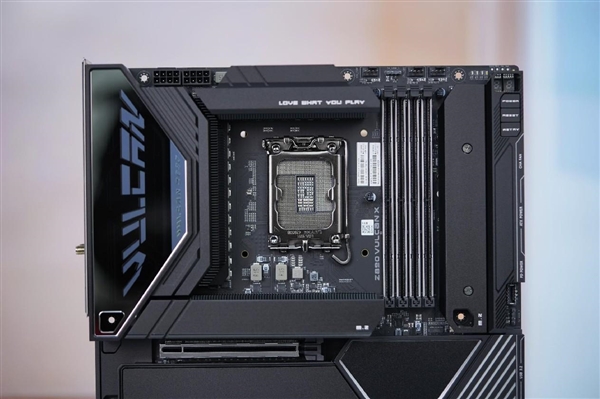 黑火神！七彩虹iGame Z890 Vulcan X V20主板圖賞
