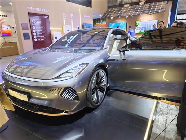 采用對開門設(shè)計 自帶彩電沙發(fā)！創(chuàng)維首款轎車SKYHOME亮相AWE 2024