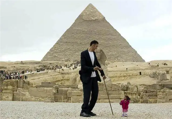 最萌身高差！在世最高男性與最矮女性合影：二人相差1.88米