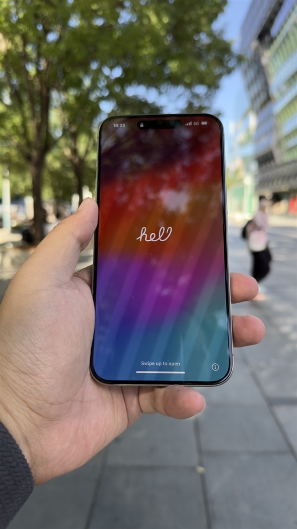 蹲到半夜才在官網撿到漏！iPhone 15 Pro首銷上手：輕薄 但容易沾指紋