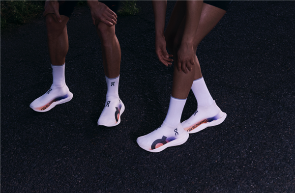 這雙被噴出來(lái)的鞋子 即將掀起跑鞋圈的革命