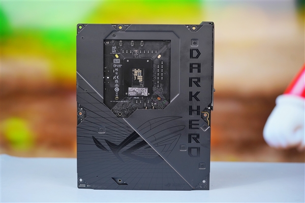 支持14代酷睿！ROG MAXIMUS Z790 DARK HERO主板圖賞