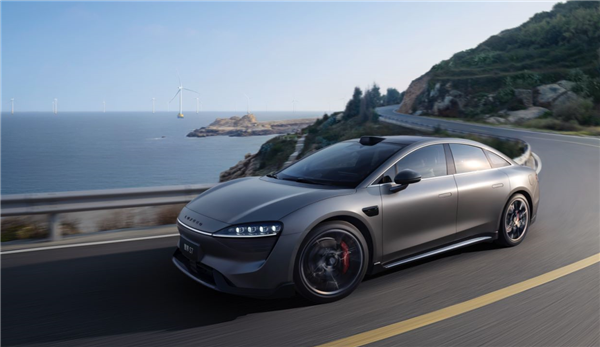 技術(shù)領(lǐng)先行業(yè)一代！華為首款轎車智界S7首批到店