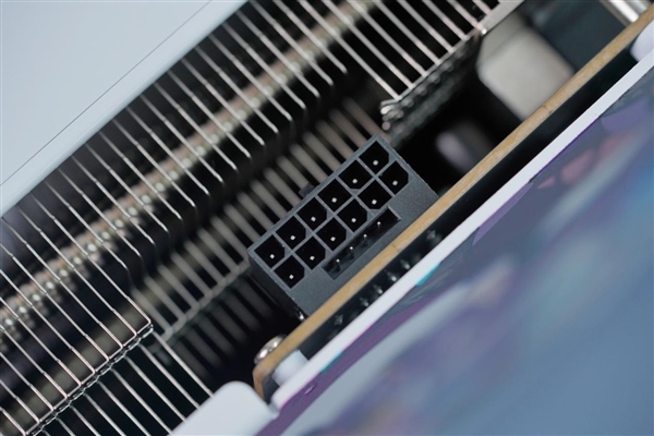 純白陶瓷設(shè)計耳目一新！銘瑄RTX 4080璦珈圖賞